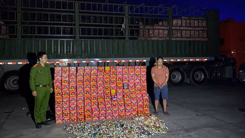Công an thành phố Lạng Sơn, liên tiếp phát hiện, bắt giữ các đối tượng dùng xe container, đầu kéo vận chuyển pháo nổ trái phép.