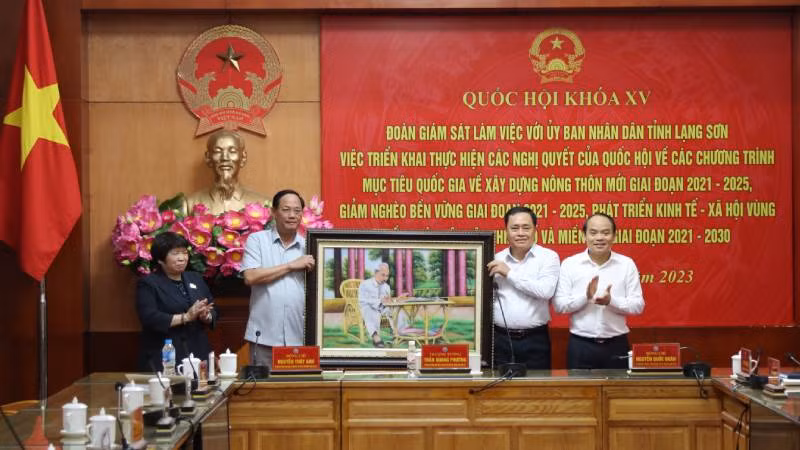 Đồng chí Thượng tướng Trần Quang Phương, Ủy viên Trung ương Đảng, Phó Chủ tịch Quốc hội trao tặng bức ảnh Chủ tịch Hồ Chí Minh cho Ủy ban nhân dân tỉnh Lạng Sơn.