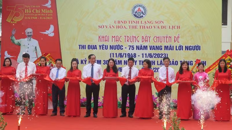 Các đại biểu tham gia cắt băng trưng bày chuyên đề: "Thi đua yêu nước - 75 năm vang mãi lời Người".