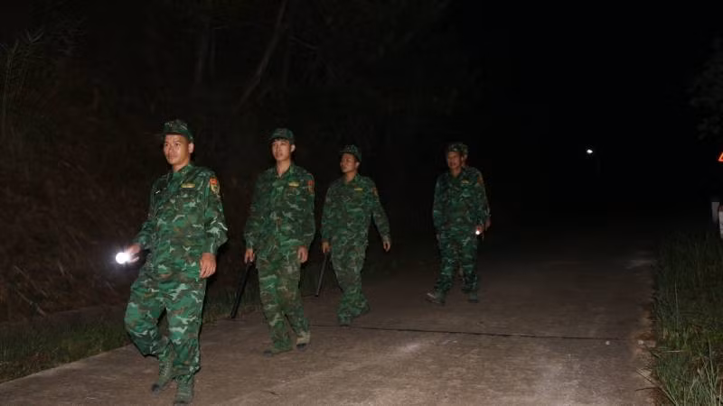 Cán bộ chiến sĩ, đồn biên phòng cửa khẩu Chi Ma, Lộc Bình (Lạng Sơn) tuần tra, kiểm soát ngăn chặn gia cầm nhập lậu trên đường biên giới.