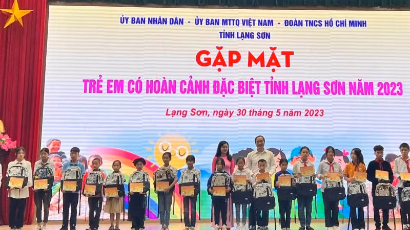 Đại diện lãnh đạo Ủy ban nhân dân tỉnh Lạng Sơn tặng quà cho trẻ em có hoàn cảnh đặc biệt trên địa bàn tỉnh.