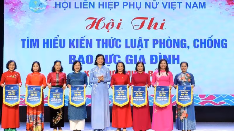 Ban Tổ chức Hội thi tặng cờ lưu niệm cho các đội thi.