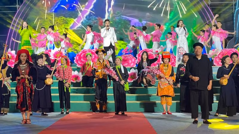 Các nghệ nhân, nghệ sĩ tham các tiết mục giao lưu văn hóa, văn nghệ.