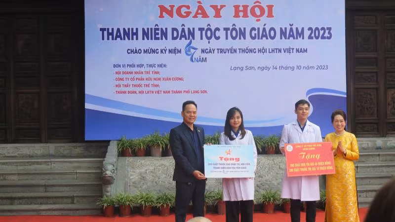 Hội doanh nhân trẻ của tỉnh tặng 200 suất thuốc cho phật tử hội viên, thanh niên dân tộc tôn giáo. Hội doanh nhân trẻ của tỉnh tặng 200 suất thuốc cho phật tử hội viên, thanh niên dân tộc tôn giáo.