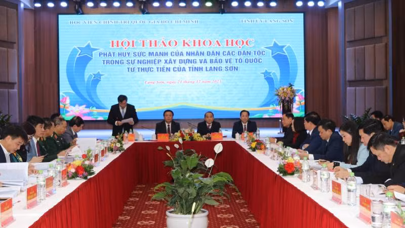 Các đại biểu tham dự Hội thảo khoa học:" Phát huy sức mạnh của nhân dân các dân tộc trong sự nghiệp xây dựng và bảo vệ Tổ quốc từ thực tiễn của tỉnh Lạng Sơn".