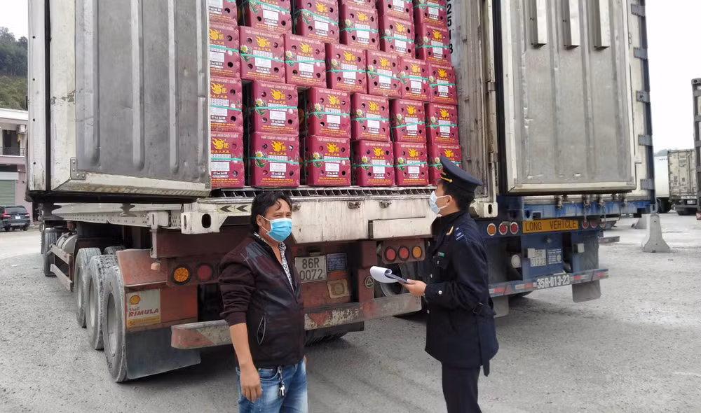 Công chức Hải quan cửa khẩu Tân Thanh kiểm tra hàng hoá trước khi xuất khẩu.