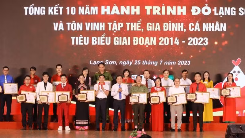 Các tập thể, gia đình và cá nhân tiêu biểu được lãnh đạo Ủy ban nhân dân tỉnh tặng bằng khen vì đã có thành tích xuất sắc trong 10 năm hiến máu tình nguyện.