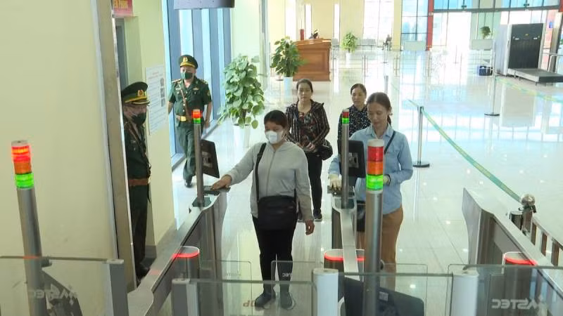 Hệ thống cổng kiểm soát tự động đã góp phần tạo thuận lợi, rút ngắn thời gian làm thủ tục cho hành khách xuất, nhập cảnh qua cửa khẩu quốc tế Hữu Nghị (Lạng Sơn).