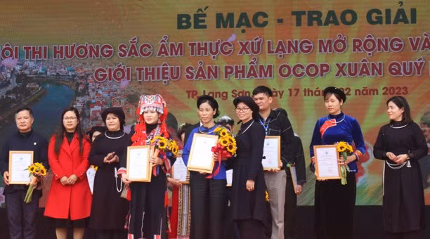 Đại diện Ban Tổ chức cuộc thi trao giải cho các đơn vị, cá nhân đoạt giải về các phần thi lợn quay, vịt quay.