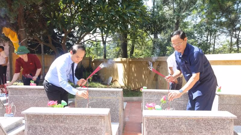 Phó Chủ tịch Quốc hội Trần Quang Phương thắp hương tại nghĩa trang liệt sĩ huyện Cao Lộc,