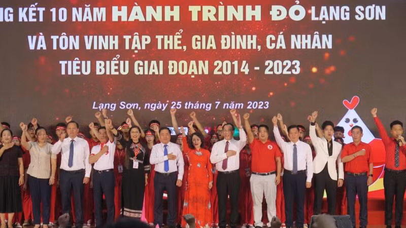 Các đồng chí lãnh đạo Ủy ban nhân dân tỉnh Lạng Sơn cùng các thành viên trong Ban Chỉ đạo vận động hiến máu của tỉnh tham gia vận động, cổ vũ người dân hiến máu tình nguyện.