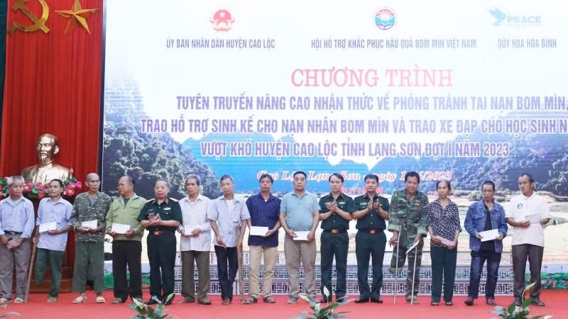 Trung tướng Phạm Ngọc Khóa, Phó Chủ tịch Thường trực Hội hỗ trợ khắc phục hậu quả bom mìn Việt Nam tặng quà sinh kế cho các nạn nhân có hoàn cảnh khó khăn tại huyện Cao Lộc (Lạng Sơn).