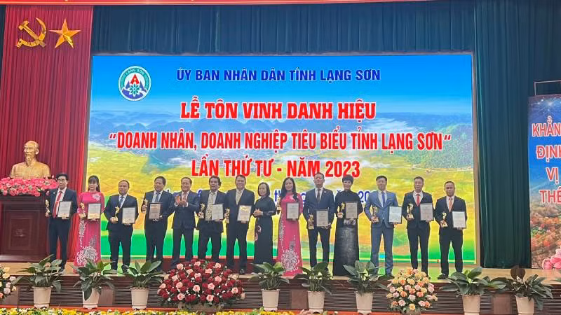 Lãnh đạo Ủy ban nhân dân tỉnh Lạng Sơn trao danh hiệu cho các doanh nhân, doanh nghiệp tiêu biểu của tỉnh.