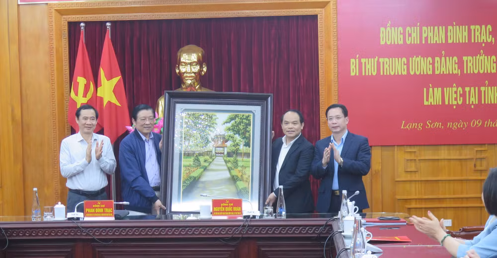 Đồng chí Phan Đình Trạc tặng quà cho lãnh đạo tỉnh Lạng Sơn.