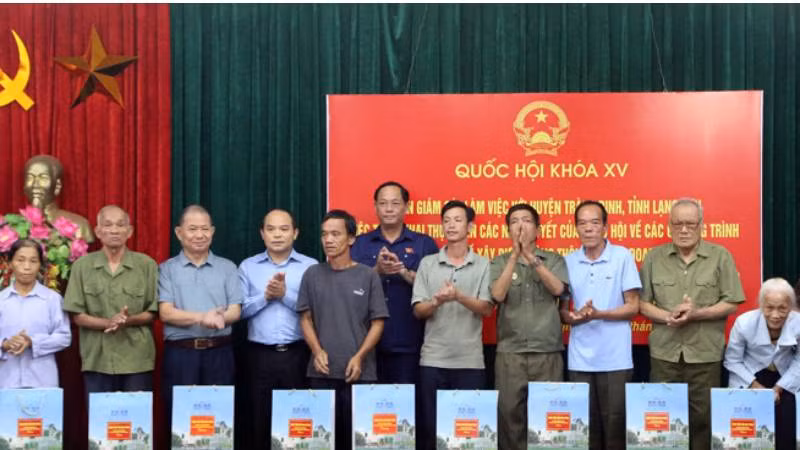 Thượng tướng Trần Quang Phương, Ủy viên Trung ương Đảng, Phó Chủ tịch Quốc hội (đứng thứ sáu từ bên trái sang) tặng quà cho các gia đình chính sách trên địa bàn huyện Tràng Định.