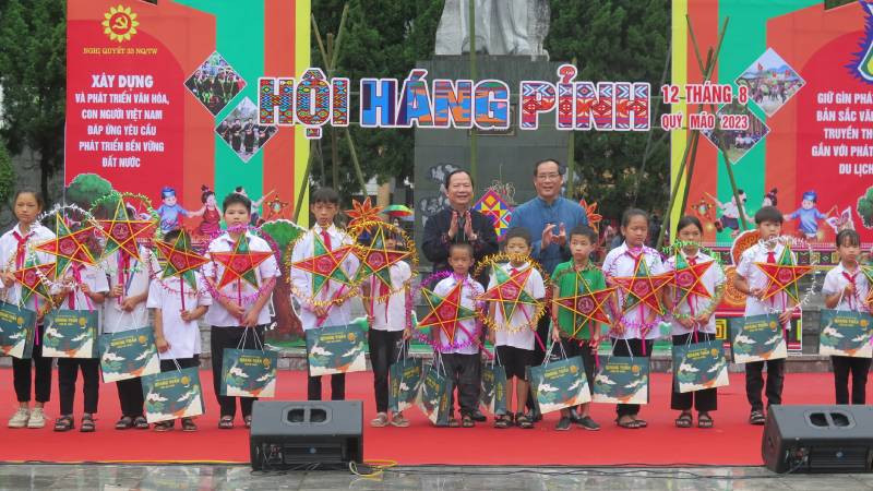 Đại diện lãnh đạo Ủy ban nhân dân tỉnh Lạng Sơn tặng quà bánh trung thu cho các em học sinh tiêu biểu của thành phố Lạng Sơn.