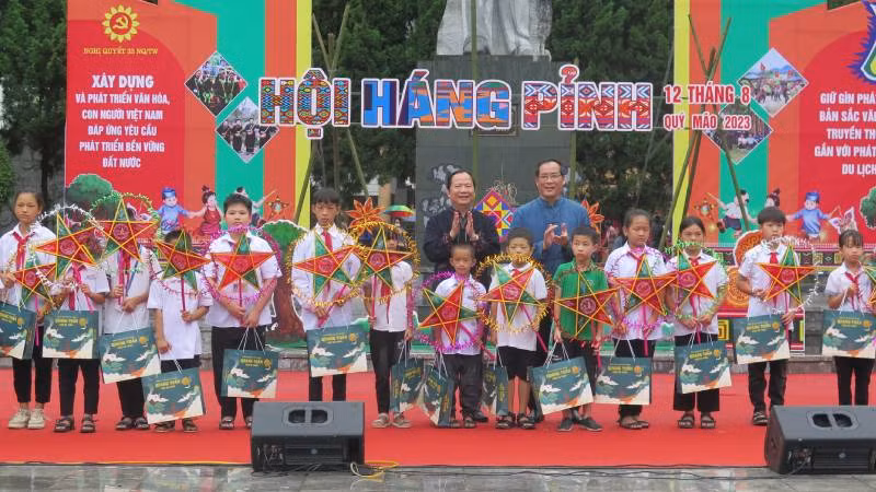 Đại diện lãnh đạo Ủy ban nhân dân tỉnh Lạng Sơn tặng quà bánh trung thu cho các em học sinh tiêu biểu của thành phố Lạng Sơn.