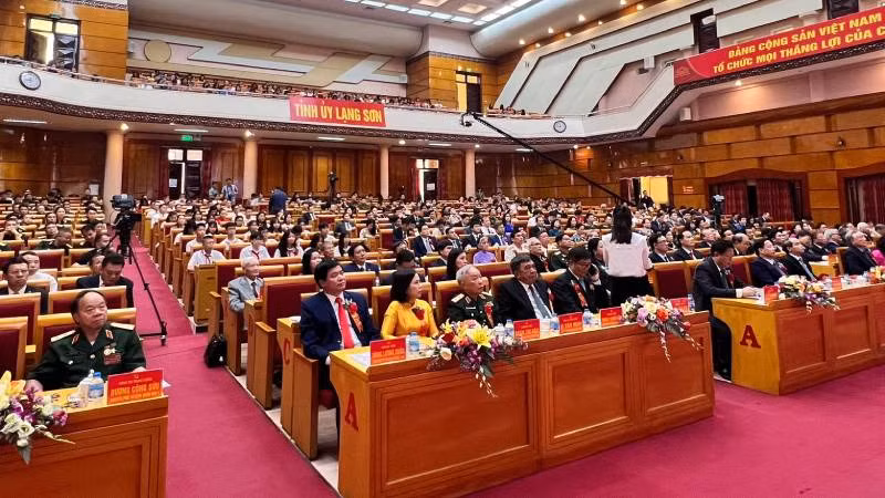 Các đại biểu dự lễ kỷ niệm 90 năm Ngày truyền thống Đảng bộ tỉnh Lạng Sơn.