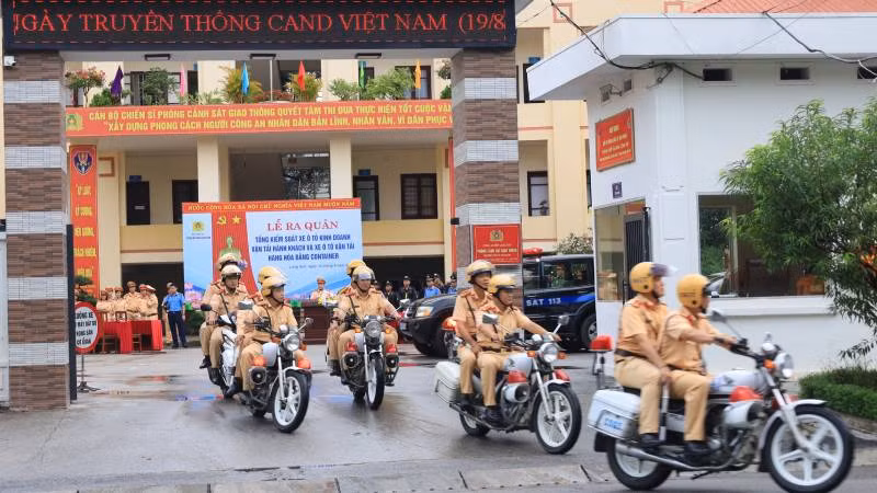 Cán bộ, chiến sĩ Phòng Cảnh sát giao thông Công an tỉnh đồng loạt ra quân tổng kiểm soát xe ô-tô kinh doanh vận tải hành khách và xe hàng hóa container.