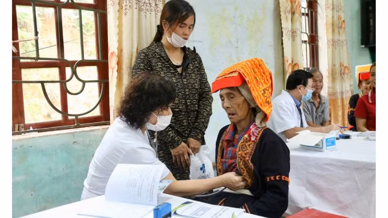 Công an huyện Lộc Bình (Lạng Sơn) khám, cấp thuốc nhiễm phí cho bà con xã Ái Quốc.