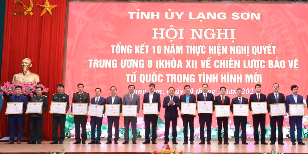 Lãnh đạo Ủy ban nhân dân tỉnh Lạng Sơn tặng bằng khen cho các tập thể và cá nhân có thành tích xuất sắc trong thực hiện Nghị quyết Trung ương 8, khóa XI.