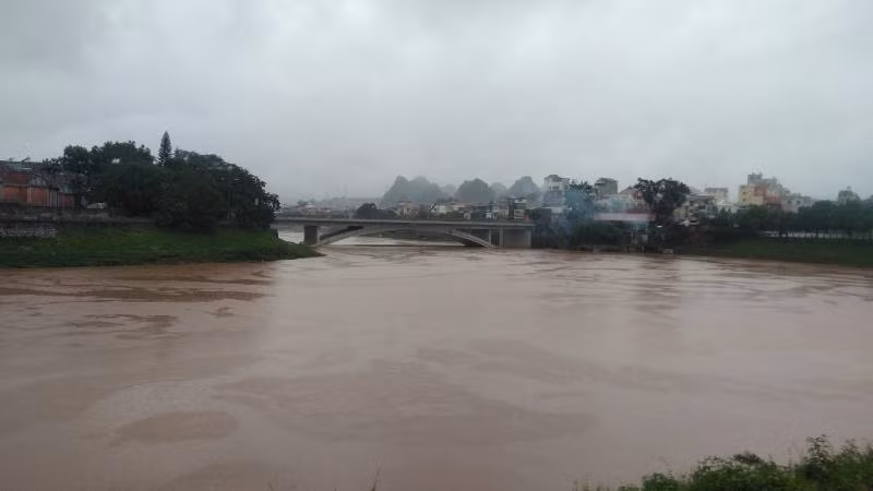 Nước trên sông Kỳ Cùng, Thành phố Lạng Sơn (Lạng Sơn) đang tiếp tục dâng cao.