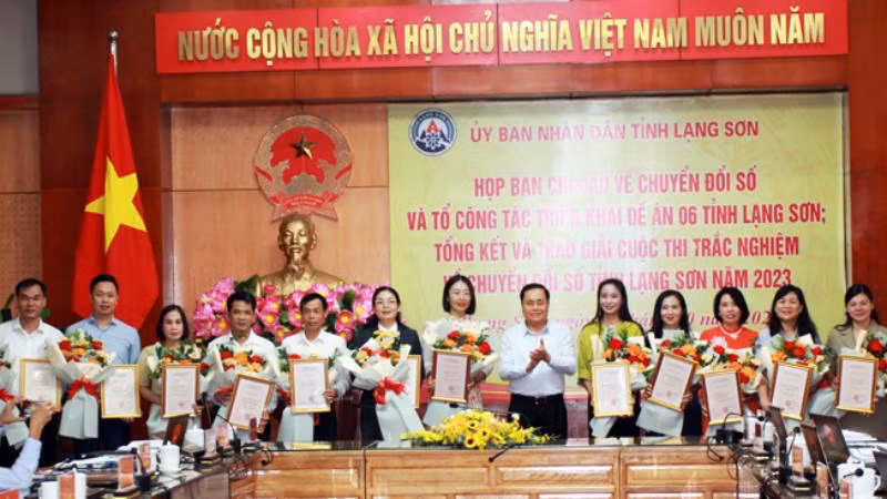 Ban chỉ đạo Đề án 06 của tỉnh tặng bằng khen cho các tập thể, cá nhân đạt thành tích xuất sắc trong chuyển đổi số.