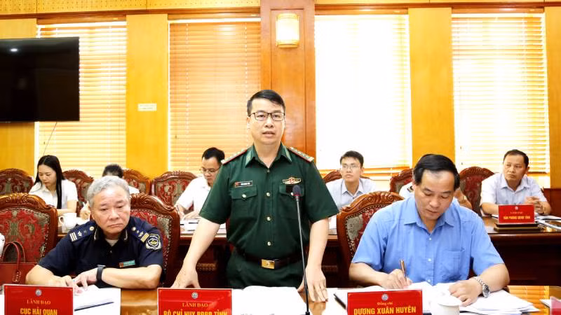 Các thành viên Ban chỉ đạo 389 của tỉnh Lạng Sơn quán triệt các biện pháp ngăn chặn gia cầm nhập lậu trên tuyến biên giới.