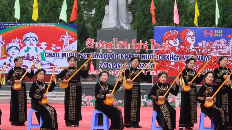 Các nghệ nhân ở thành phố Lạng Sơn biểu diễn trong chương trình giao lưu hát then, đàn tính.