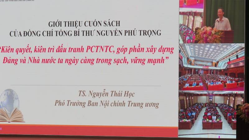 Báo cáo viên Ban Nội Chính Trung ương giới thiệu cuốn sách của đồng chí Tổng Bí thư Nguyễn Phú Trọng.