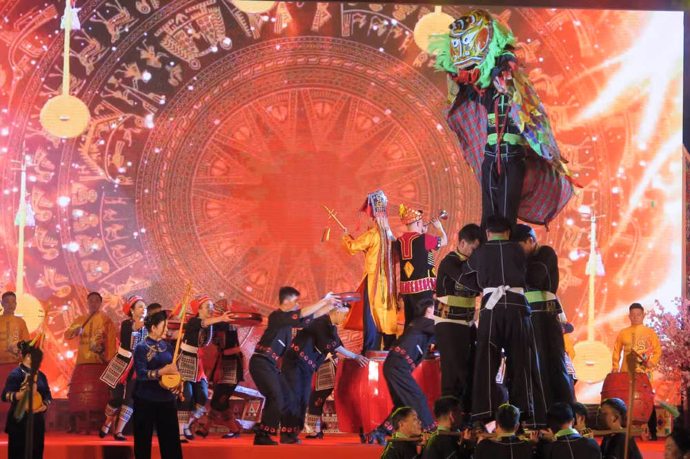 Các nghệ nhân tham gia tiết mục múa sư tử Mèo, của dân tộc Tày, Nùng.