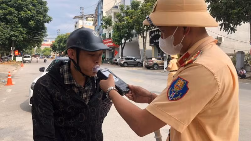 Lực lượng cảnh sát giao thông tỉnh Lạng Sơn thực hiện kiểm tra nồng độ cồn với người tham gia phương tiện giao thông.