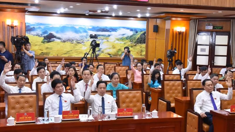 Các đại biểu Hội đồng nhân dân tỉnh Lạng Sơn biểu quyết thông qua các nghị quyết về phát triển kinh tế, xã hội, an ninh quốc-phòng của tỉnh.