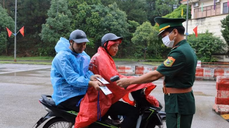Cán bộ, chiến sĩ, Đồn Biên phòng Chi Ma, Lộc Bình, (Lạng Sơn) thực hiện kiểm soát người dân và doanh nghiệp ra, vào khu vực cửa khẩu bằng thẻ mã QR.