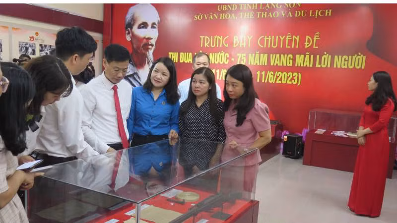 Các đại biểu tham quan gian trưng bày chuyên đề tại Bảo tàng tỉnh Lạng Sơn.