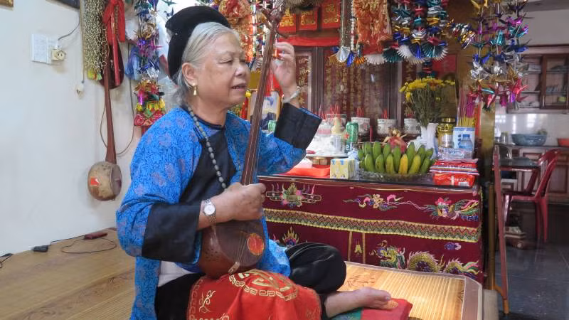 Nghệ nhân Nhân dân Mông Thị Sấm, phường Vĩnh Trại, thành phố Lạng Sơn (Lạng Sơn), thực hành nghi lễ hát then, đàn tính.