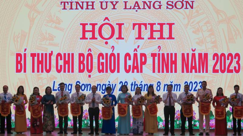 Lãnh đạo Tỉnh ủy Lạng Sơn tặng hoa và cờ lưu niệm cho các thí sinh tham dự Hội thi.