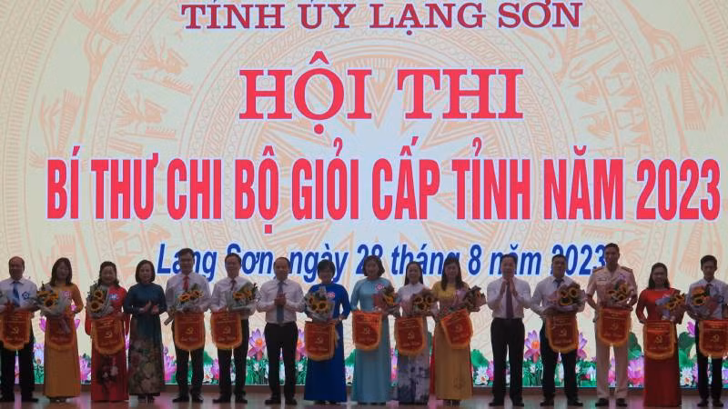 Lãnh đạo Tỉnh ủy Lạng Sơn tặng hoa và cờ lưu niệm cho các thí sinh tham dự Hội thi.