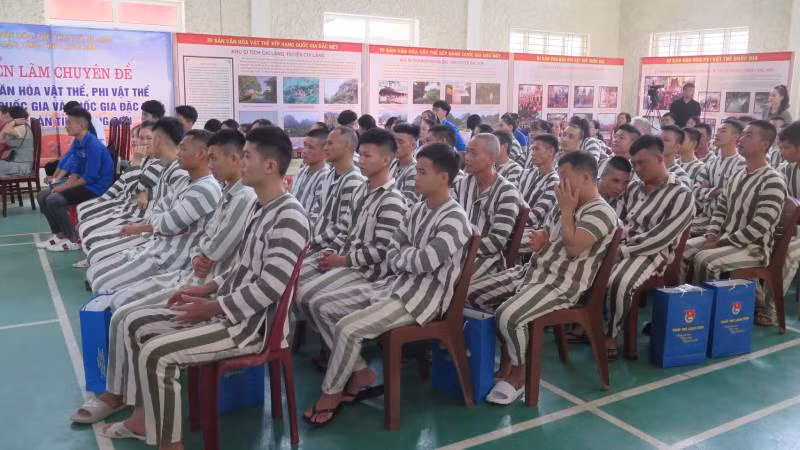 Các phạm nhân ở Trại tạm giam Công an tỉnh Lạng Sơn dự Chương trình:" Vì ngày mai tươi sáng" .