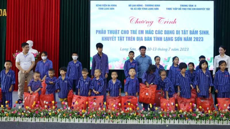 Các nhà tài trợ tặng quà cho trẻ khuyết tật, bẩm sinh tại chương trình phẫu thuật ở Bệnh viện đa khoa Lạng Sơn.