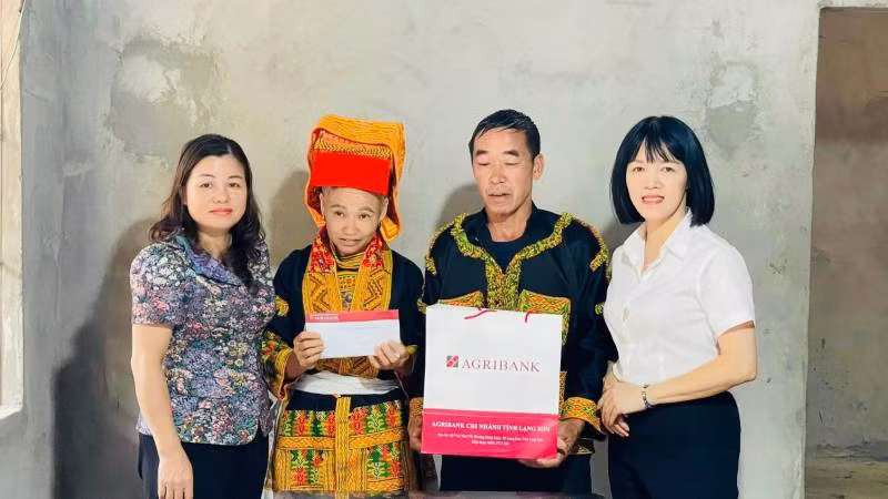 Đại diện lãnh đạo Agribank Lạng Sơn và đại diện Hội liên hiệp phụ nữ tỉnh trao quà hỗ trợ cho gia đình chị Hoàng Múi Phin.