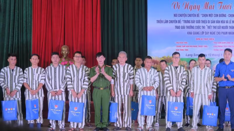 Các phạm nhân được tặng quà của Ban tổ chức, vì có thành tích cải tạo tốt trong thời gian ở Trại tạm giam công an tỉnh.