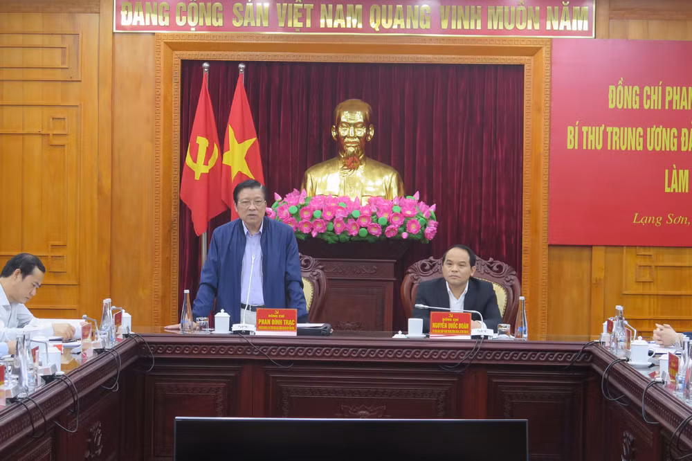 Đồng chí Phan Đình Trạc phát biểu ý kiến tại buổi làm việc với lãnh đạo tỉnh Lạng Sơn.