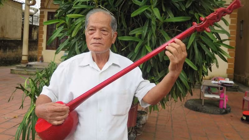 Nghệ nhân Vi Tơ, người có hơn 40 năm chế tác cây đàn tính, phục vụ cho các đội văn nghệ quần chúng của tỉnh. Nghệ nhân Vi Tơ, người có hơn 40 năm chế tác cây đàn tính, phục vụ cho các đội văn nghệ quần chúng của tỉnh.