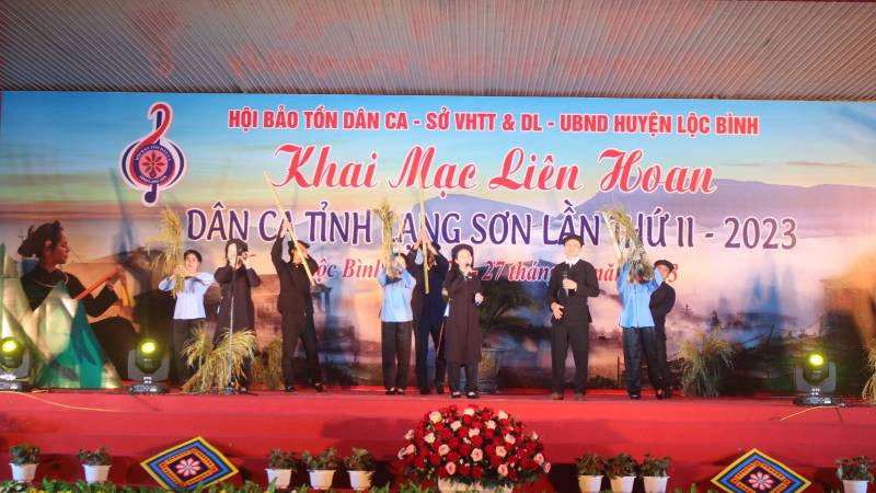 Các nghệ nhân, diễn viên không chuyên đến từ các huyện, thành phố trong tỉnh tham gia liên hoan dân ca.