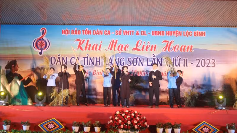 Các nghệ nhân, diễn viên không chuyên đến từ các huyện, thành phố trong tỉnh tham gia liên hoan dân ca.