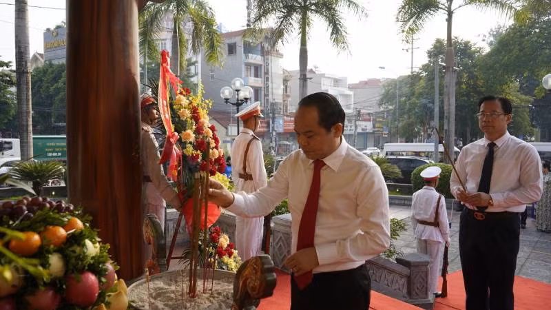 Đồng chí Nguyễn Quốc Đoàn, Ủy viên Trung ương Đảng, Bí thư Tỉnh ủy lạng Sơn dâng hương tại khuôn viên lưu niệm Chủ tịch Hồ Chí Minh, tại thành phố Lạng Sơn.