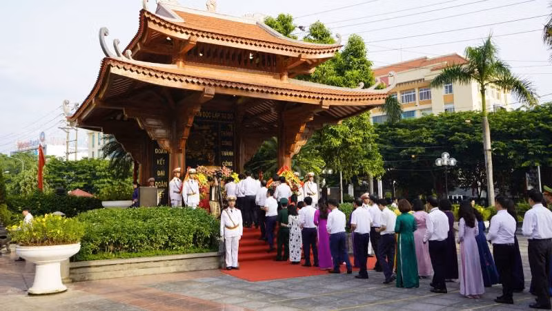 Đoàn lãnh đạo Tỉnh ủy, Hội đồng nhân dân, Ủy ban nhân dân tỉnh Lạng Sơn dâng hương, tại khuôn viên lưu niệm Chủ tịch Hồ Chí Minh.