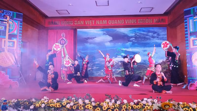 Tiết mục ca ngợi quê hương đất nước của bà con dân tộc Dao. Tiết mục ca ngợi quê hương đất nước của bà con dân tộc Dao.