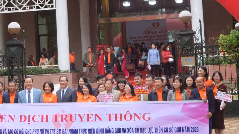 Các đại biểu tham gia chiến dịch truyền thông, với chủ đề: Bảo đảm an sinh xã hội, tạo cơ hội cho phụ nữ và trẻ em...